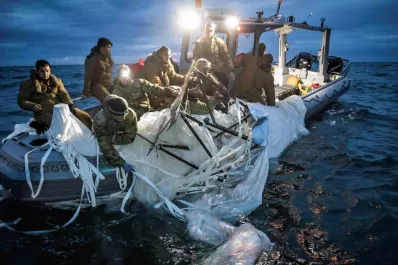 Tras los restos del globo chino