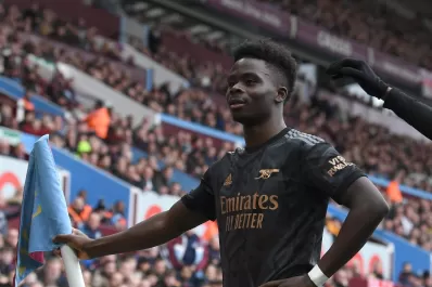 La mala fortuna de Dibu Martínez permitió el triunfo de Arsenal sobre Aston Villa