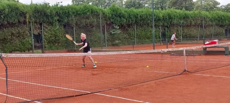 EN LAWN TENNIS. Jones se entrenó ayer en el club. Allí será la primera cabeza de serie la próxima semana, cuando se dispute el torneo por la SMT Cup. La Gaceta / foto de Mariana Apud 