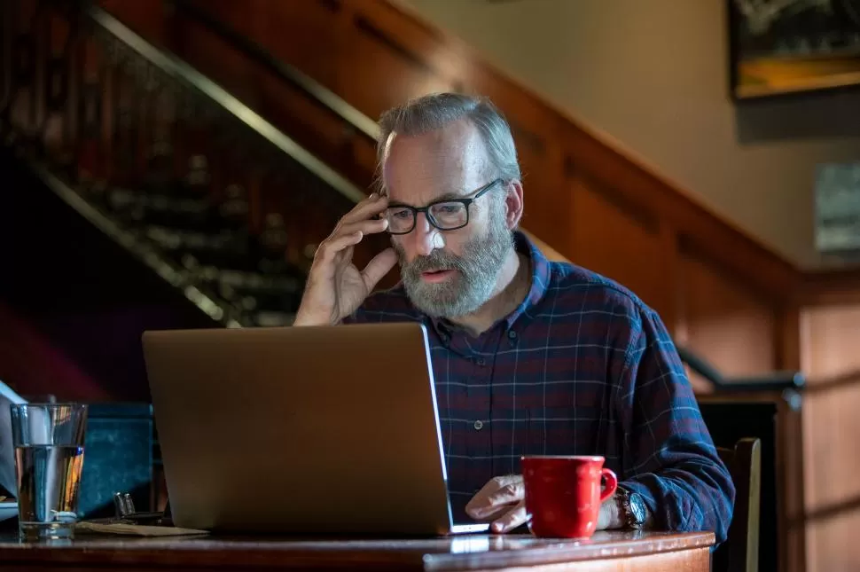 “LUCKY HANK”. Bob Odenkirk en otro papel que parece a su medida.  