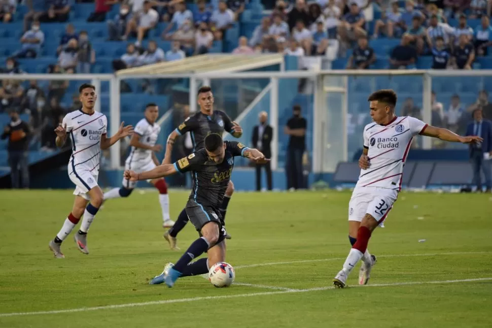 CONOCE EL ESTADIO. Francisco Flores (32), último refuerzo de Atlético, intenta bloquear un disparo de Ramiro Carrera en un empate 0-0 en el Monumental.  