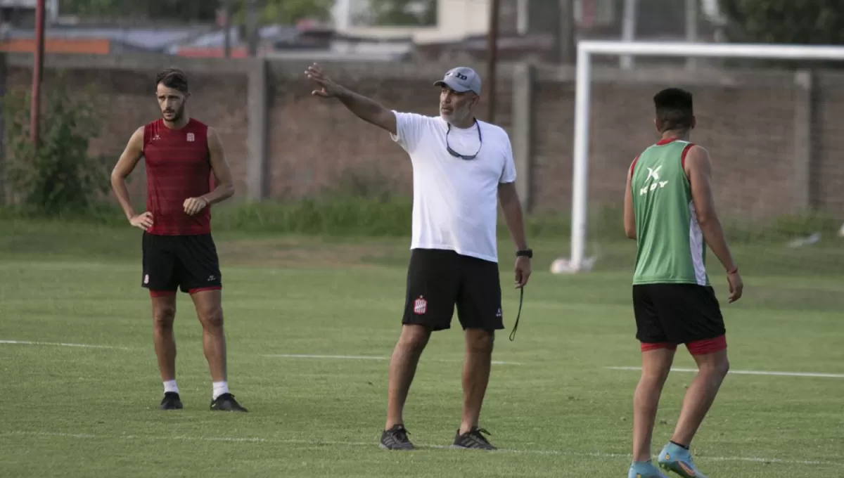 CONCENTRACIÓN. El entrenador Iván Delfino sabe que los errores se pagan caros.