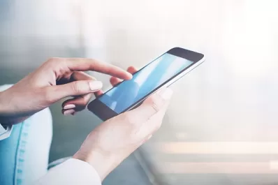 ¿Qué buscan los que revisan sin permiso el celular de sus parejas?