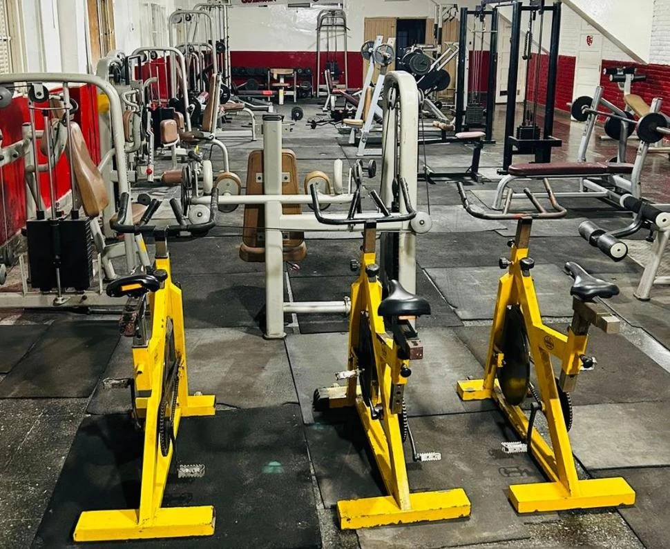 LA INAUGURACIÓN DEL GIMNASIO. Lo utilizan los futbolistas del plantel, pero también está abierto para los asociados.  