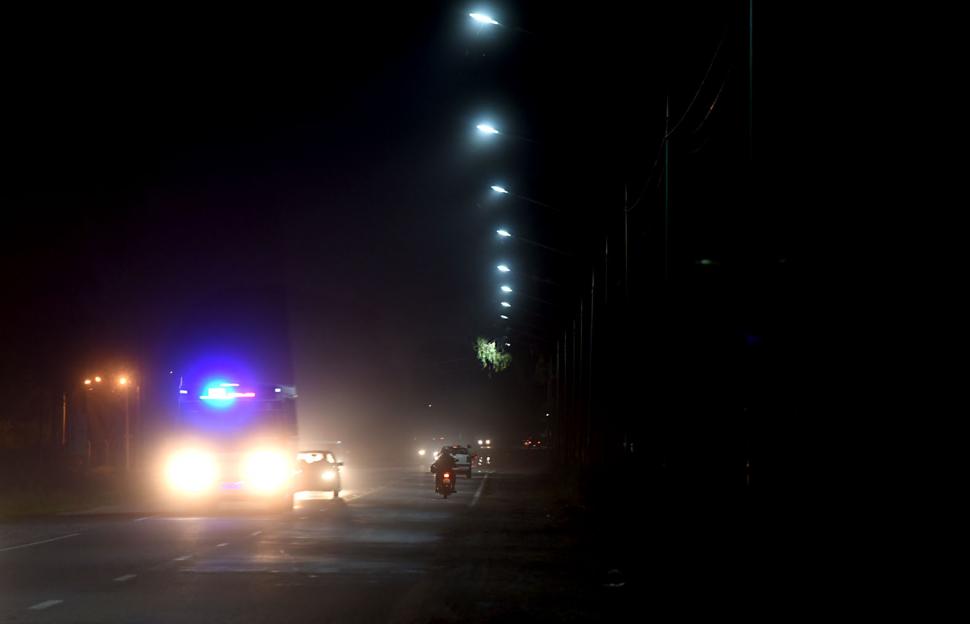 BOCA DE LOBO. La ruta 306 tiene luces en una parte del trayecto pero ni siquiera estas alcanzan para iluminar el recorrido en el peligroso sector. Donde no hay luces el riesgo aumenta por el caótico tránsito. la gaceta / fotos de franco vera 