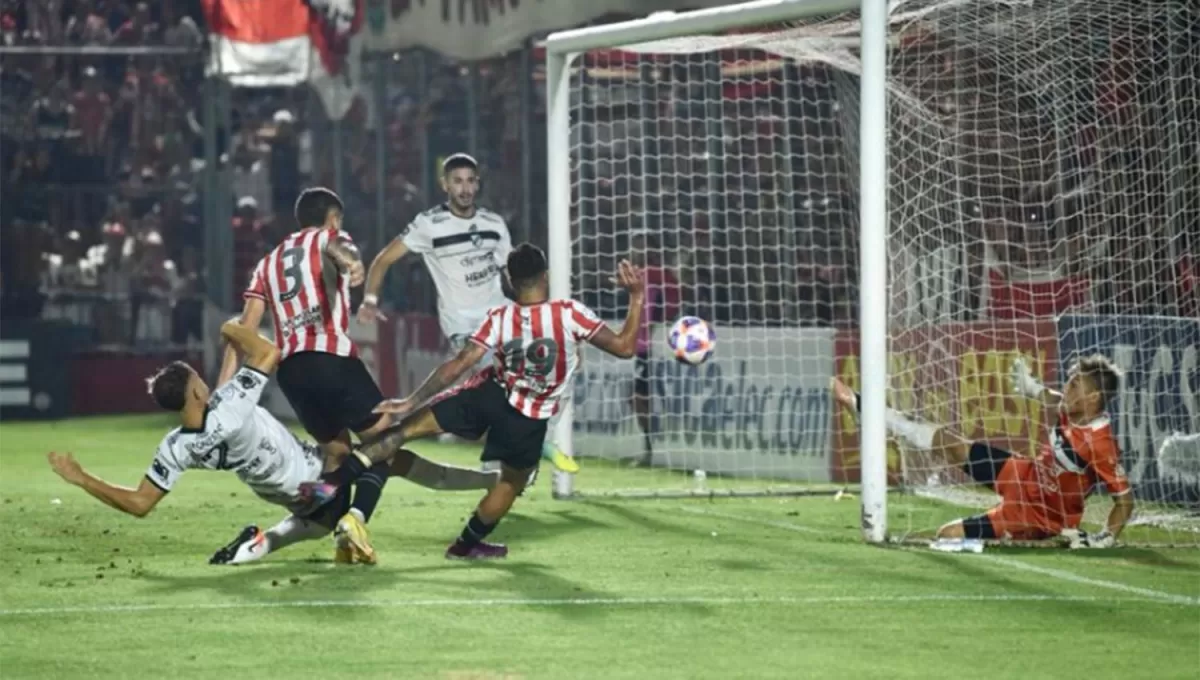 AJUSTADO. Aunque tuvo más chances, Emanuel Dening sobre el final pudo darle la victoria a San Martín ante All Boys, en La Ciudadela. 