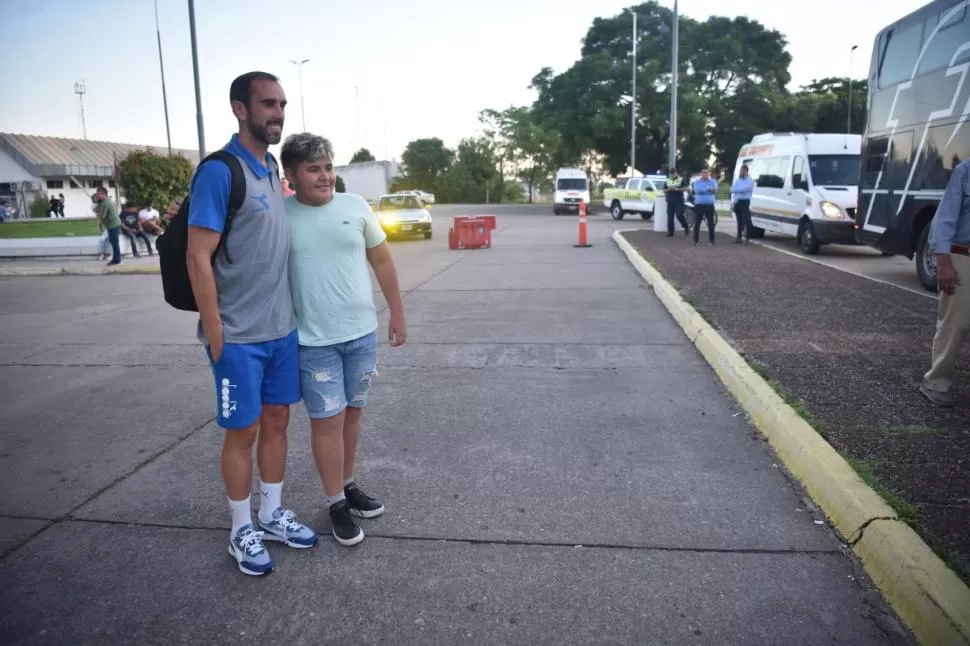 SOLICITADO. Empleados del aeropuerto y pasajeros ocasionales aprovecharon para sacarse una foto con Diego Godín. El ex Atlético de Madrid fue puras sonrisas. 