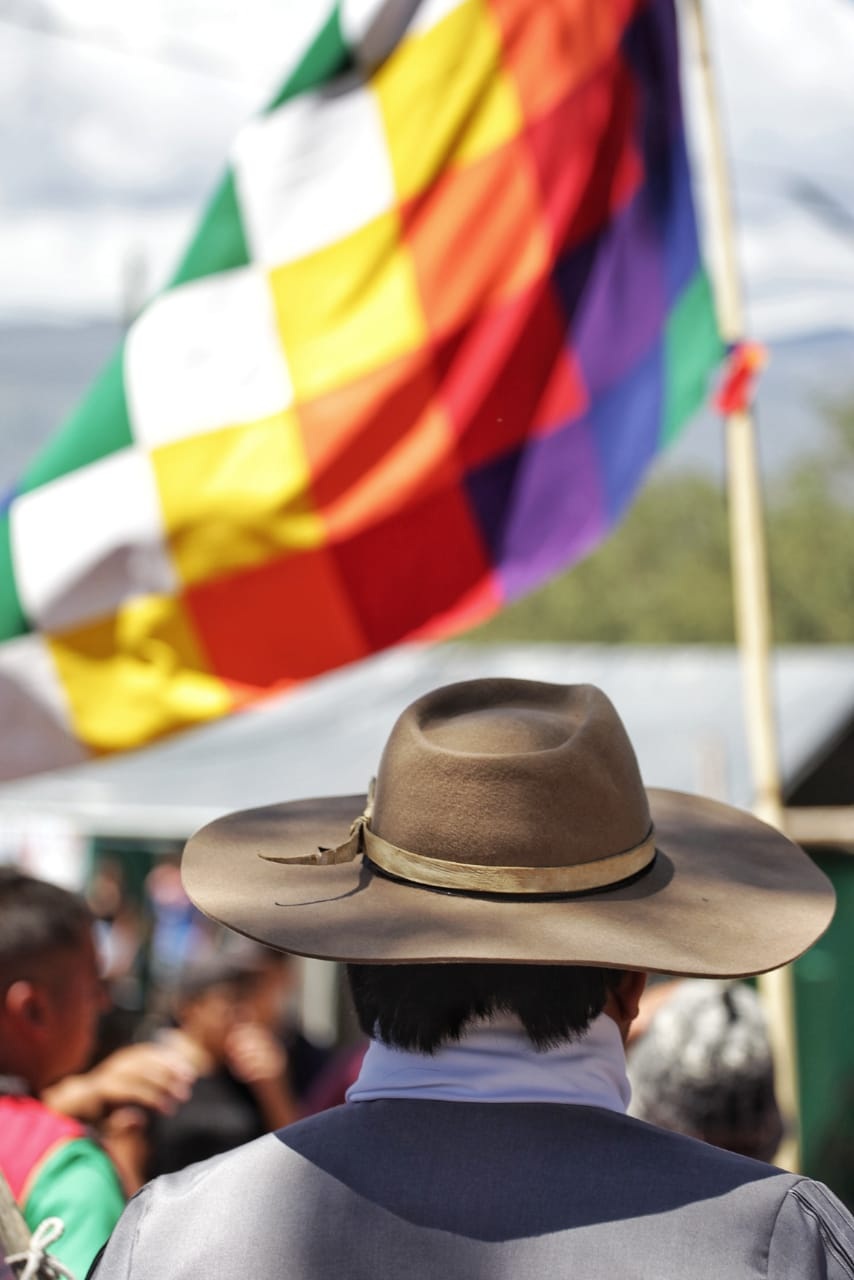 SOL. Aunque las temperaturas no superaron los 20 grados, el sol hizo de las suyas y los gorros se volvieron los elementos más buscados por los presentes. 