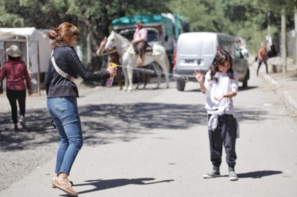 CARNAVAL. Madre e hija se divierten durante la primera jornada del carnaval en Amaicha.