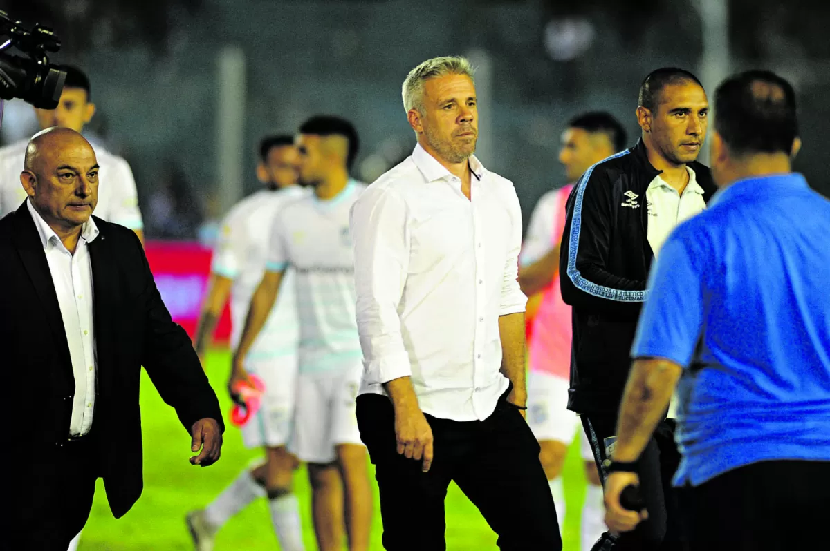 SERIEDAD. La cara de Pusineri lo dice todo: a su equipo no le están saliendo las cosas y ya lleva ocho partidos sin ganar.