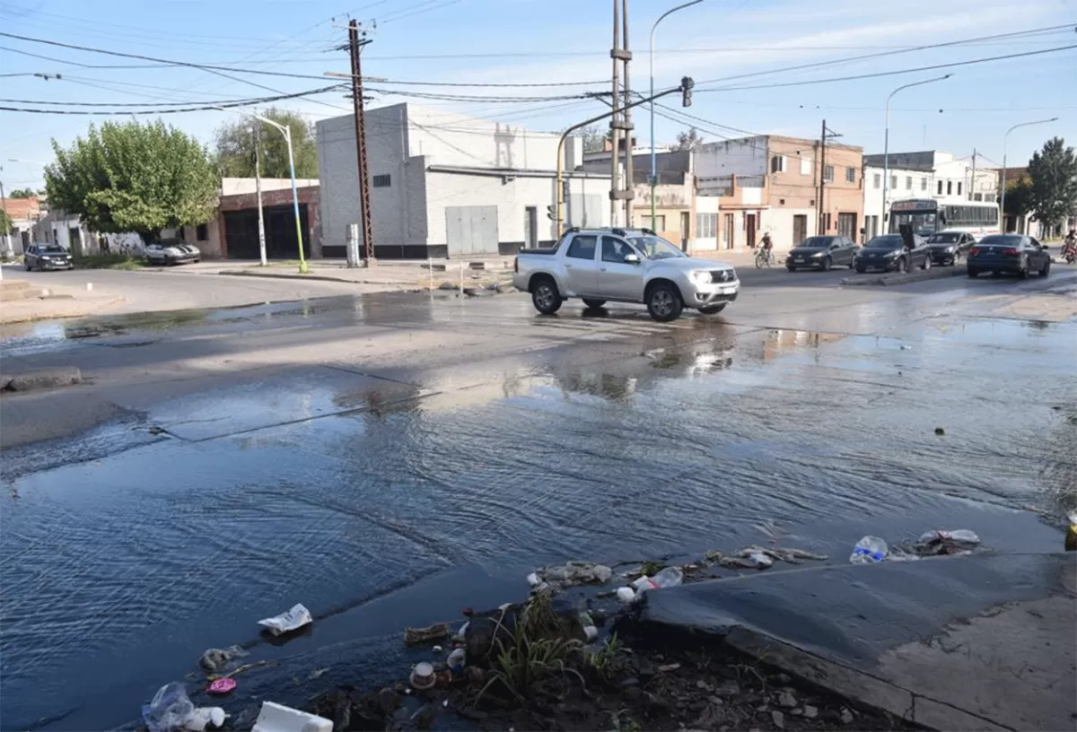 ESQUINA CRÍTICA. En avenida Ejército del Norte e Italia el agua de cloacas se acumula desde hace una semana.