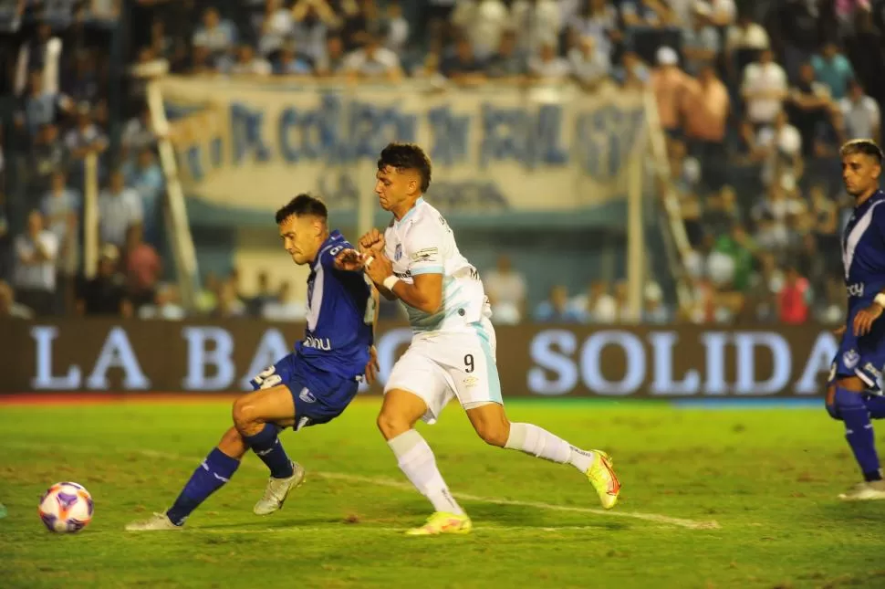 NO PESÓ EN EL ATAQUE. Guidara cubre la pelota, Estigarribia lo empuja. Al punta “decano” no le llegó juego con limpieza y los defensores de Vélez lo neutralizaron. 