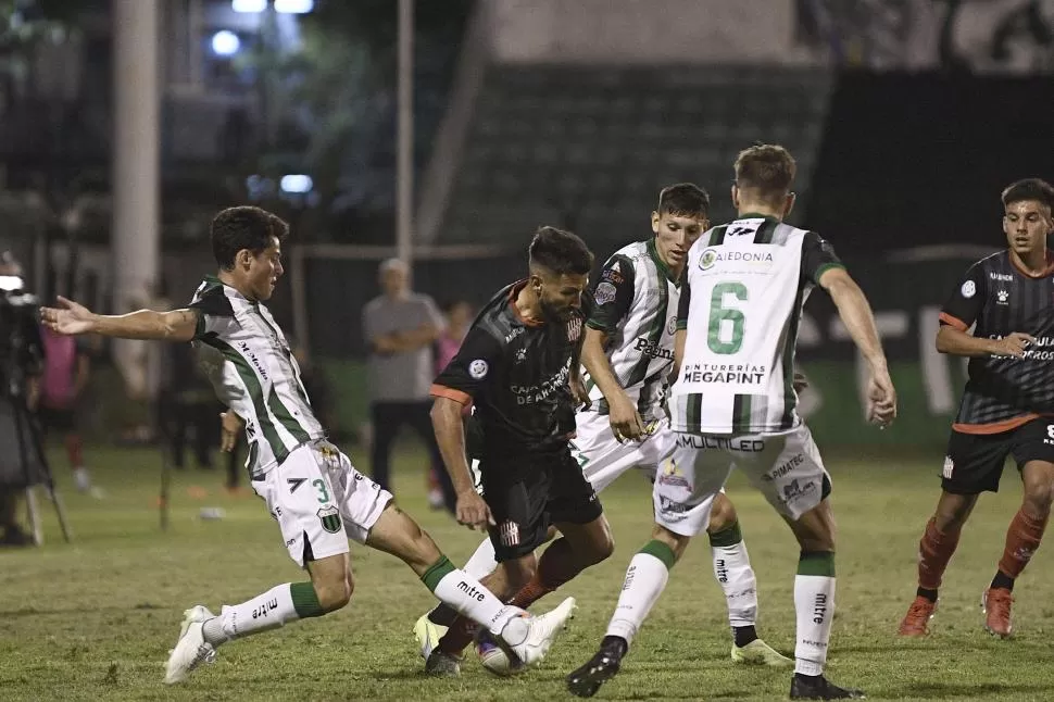 LA IMAGEN QUE GRAFICA EL PARTIDO. Dening es rodeado por tres rivales. Nueva Chicago superó a San Martín de principio a fin; el “santo” no tuvo reacción. 