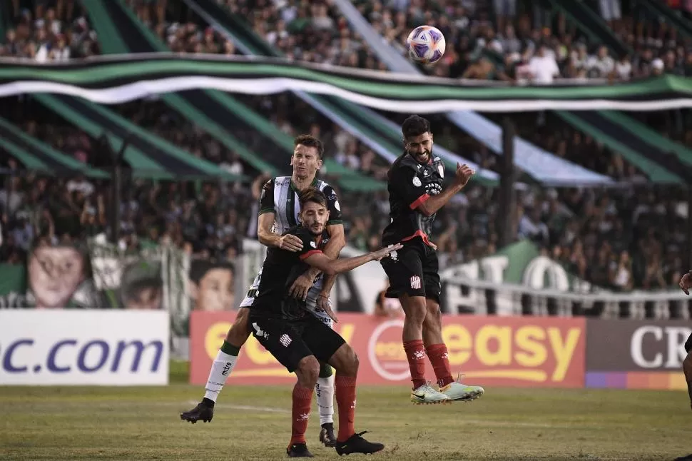 ¿DÓNDE ESTÁ LA PELOTA? Bravo (lucha con un rival) y Dening no la ven.