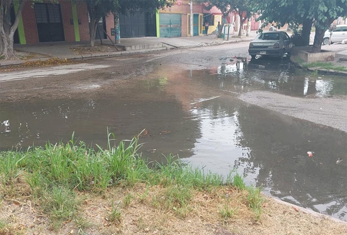 EN VILLA 9 DE JULIO. Una laguna de desechos en Blas Parera al 700.