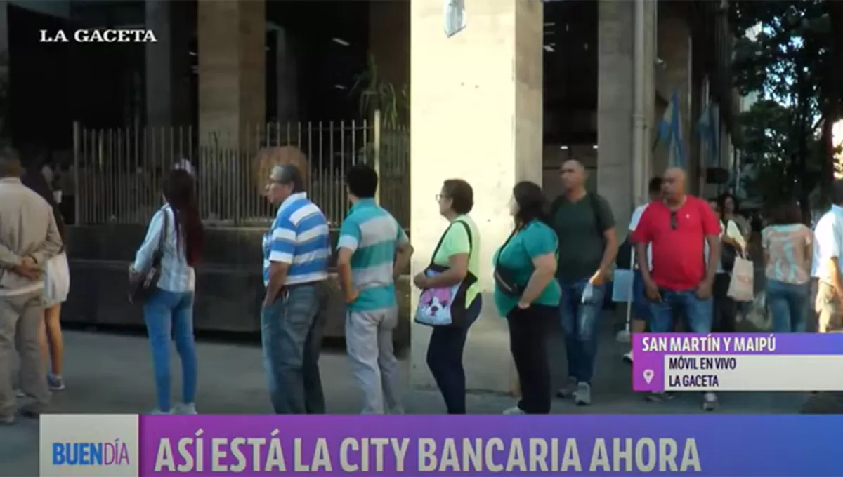 PACIENCIA. Quienes necesiten operar hoy en la zona bancaria tendrán que asumir las demoras ocasionadas por la cantidad de gente que se agolpó esta mañana en la city.