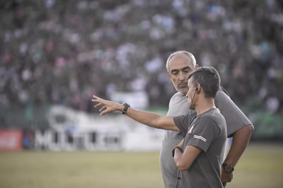 MANOS A LA OBRA. Delfino e Iván Juárez, uno de los ayudantes, tendrán la misión de levantar a un equipo que no mostró respuesta el lunes en Buenos Aires. FOTO DE MATÍAS NÁPOLI ESCALERO (ESPECIAL PARA LA GACETA) 