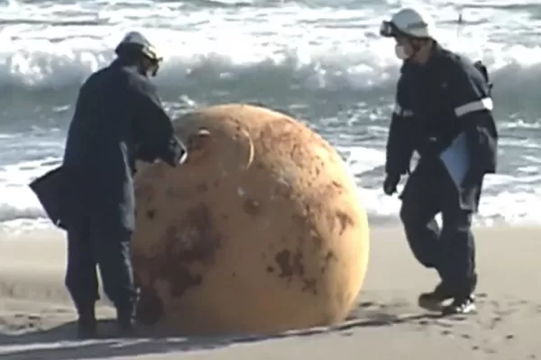 Una misteriosa bola de hierro apareció en una playa de Japón