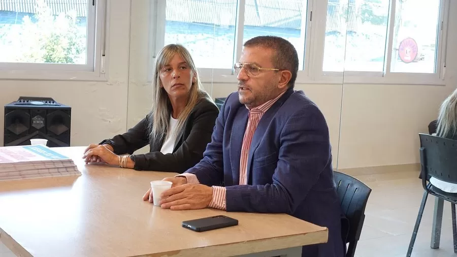 Carlos Cisneros y Cecilia Sánchez Blas, en una asamblea de la Asociación Bancaria.