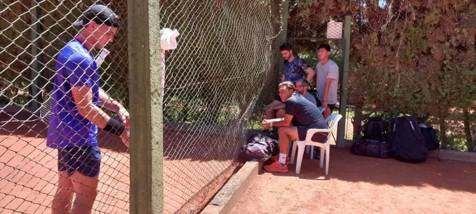 AL COSTADO DE LA CANCHA. Gumy (primero sentado) sigue con atención el partido de su pupilo Tobías Franco. Disfruta con la formación de los más jóvenes. La Gaceta / foto Mariana Apud