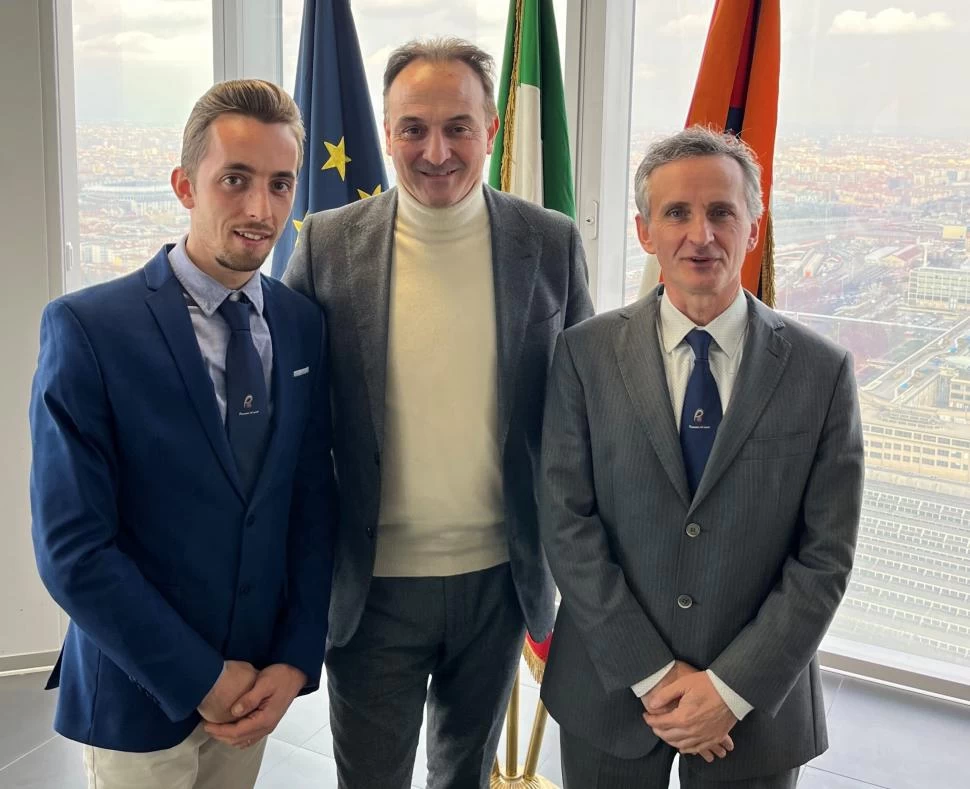 ANTES DE PARTIR A ARGENTINA. Los maestros Federico Ferrato y Fabio Banchio junto al presidente de la región Piamonte, Alberto Cirio (al centro). 