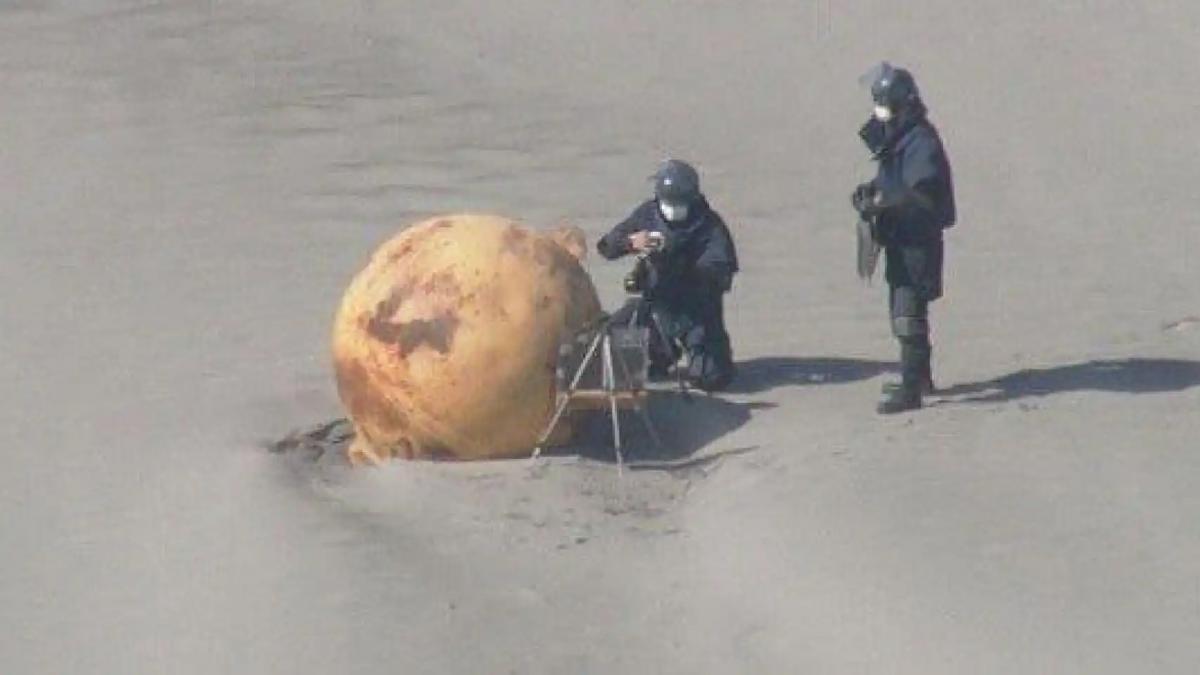 Una misteriosa bola de hierro apareció en una playa de Japón