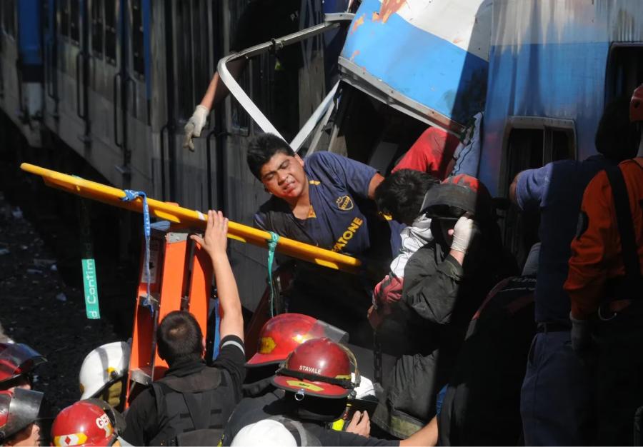 El momento del dramático rescate de Leonardo Sarmiento, uno de los sobrevivientes. (Foto: Télam/Leonardo Zavattaro).