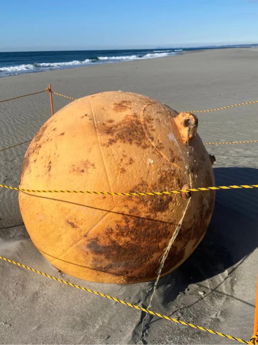 Revelaron curiosos detalles sobre la bola gigante de hierro que apareció en una playa de Japón