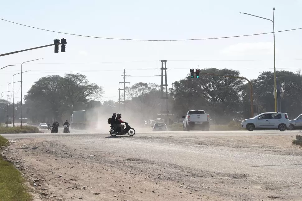 DESCONTROLADOS. Los vehículos circulan de cualquier manera por el peligroso sector.  