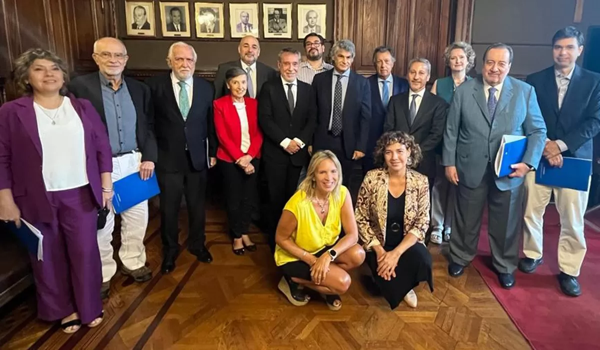 EN MARCHA. Algunos de los miembros del Consejo Asesor que tendrá a su cargo la organización de los debates presidenciales en el marco de los comicios nacionales del año en curso.