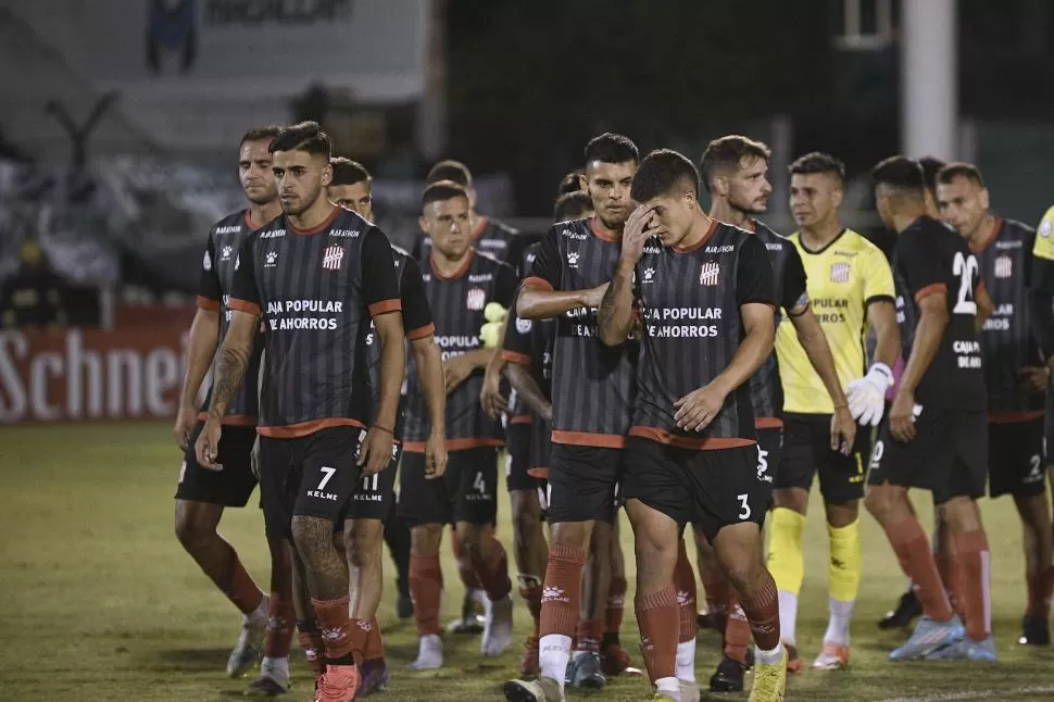 A BUSCAR RESPUESTAS. El plantel “santo” tiene tiempo para revertir la imagen. 