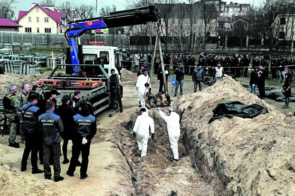 EL HORROR. El hallazgo de fosas comunes en Bucha motivó una denuncia por crímenes de guerra contra el gobierno de Putin.  