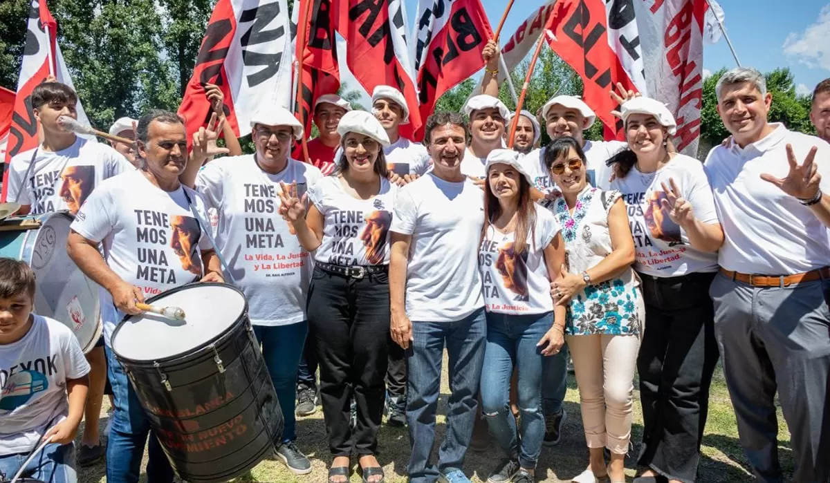 APOYO DE LA JUVENTUD. El diputado Roberto Sánchez recibió un rotundo respaldo como postulante a gobernador por parte de jóvenes radicales.