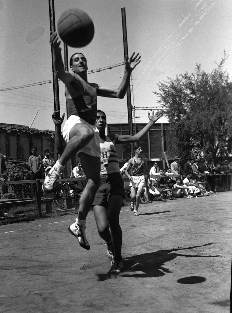 UNA FOTO EXCEPCIONAL. Es de la década de 1930. Cuenta con toda clase de atributos técnicos y artísticos.