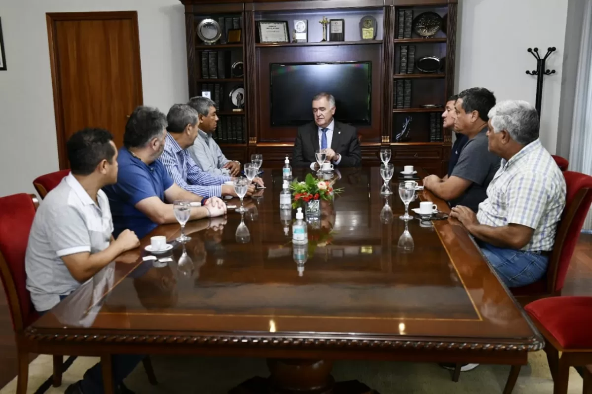 EN LA LEGISLATURA. Jaldo recibió el apoyo de referentes de la CGT de Tucumán. Foto: Prensa HLT