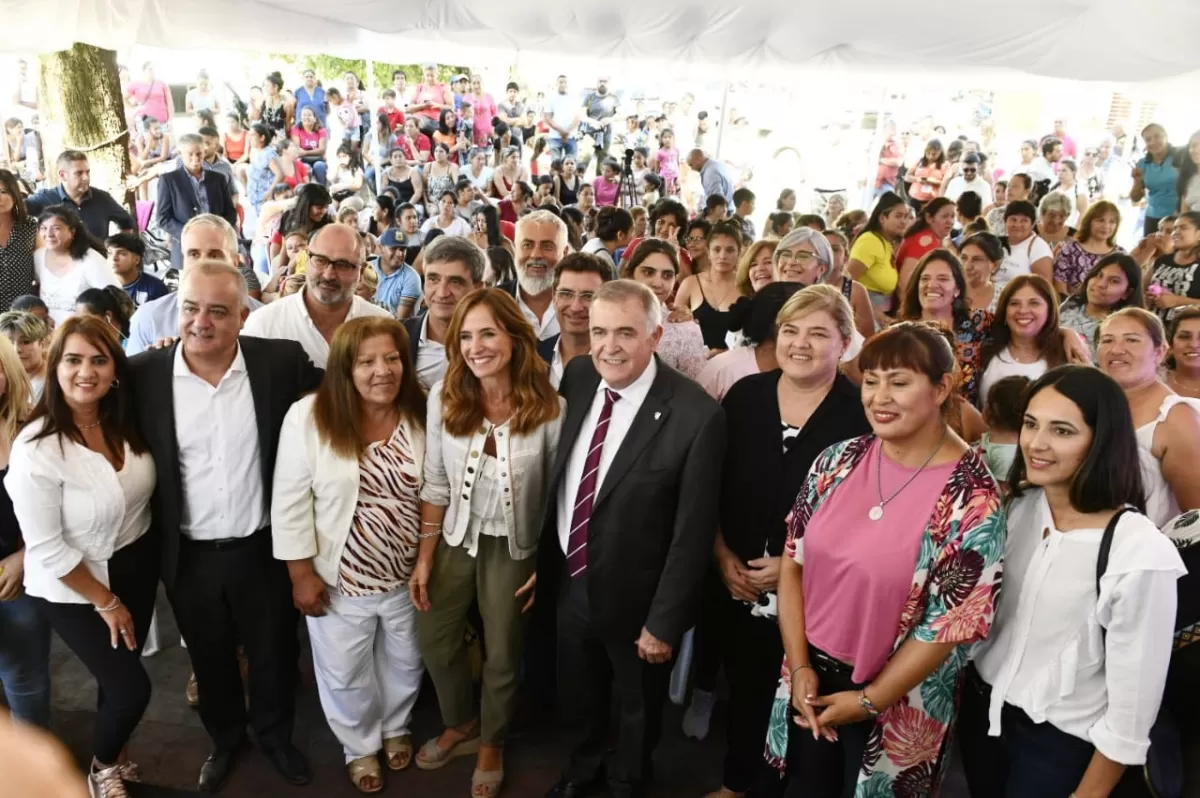 EN TAFÍ VIEJO. Tolosa Paz junto a Jaldo encabezaron el séptimo sorteo del programa Mi Pieza