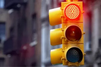 Proponen implementar un nuevo color de luz a los semáforos: los motivos