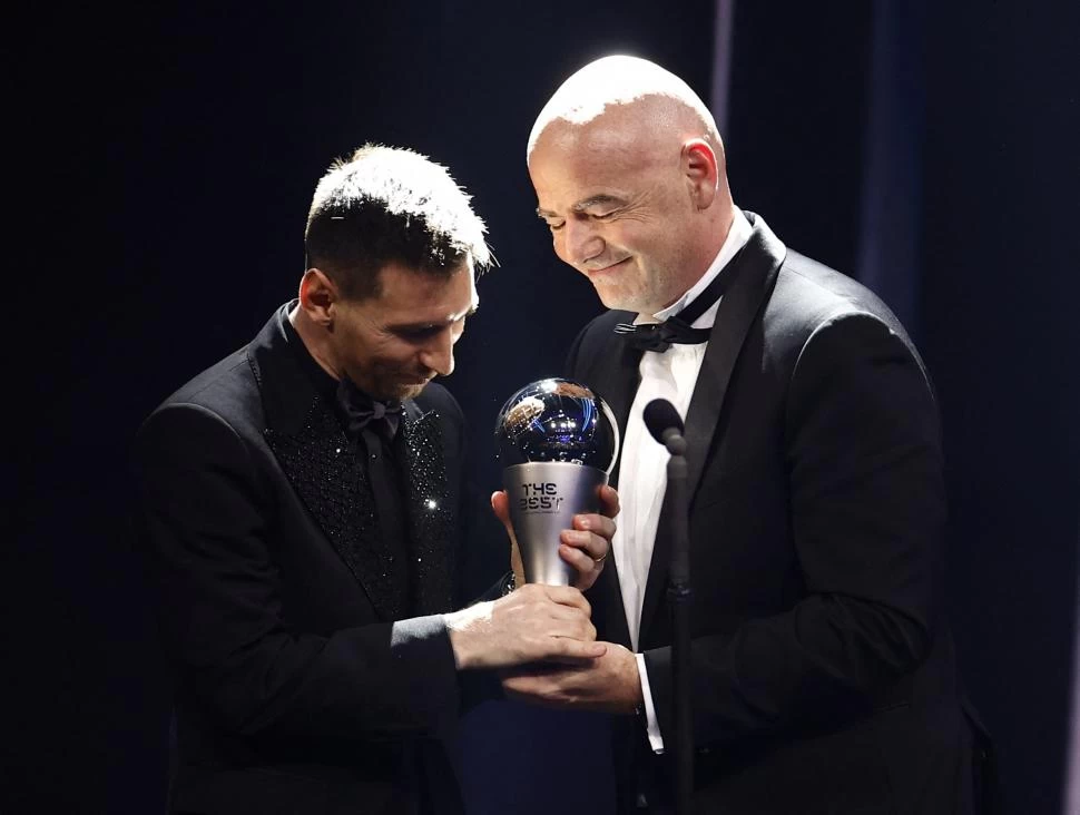 EN BUENAS MANOS. Infantino le entregó el galardón a Messi; quien otra vez se consagró como el mejor futbolista del Mundo. 