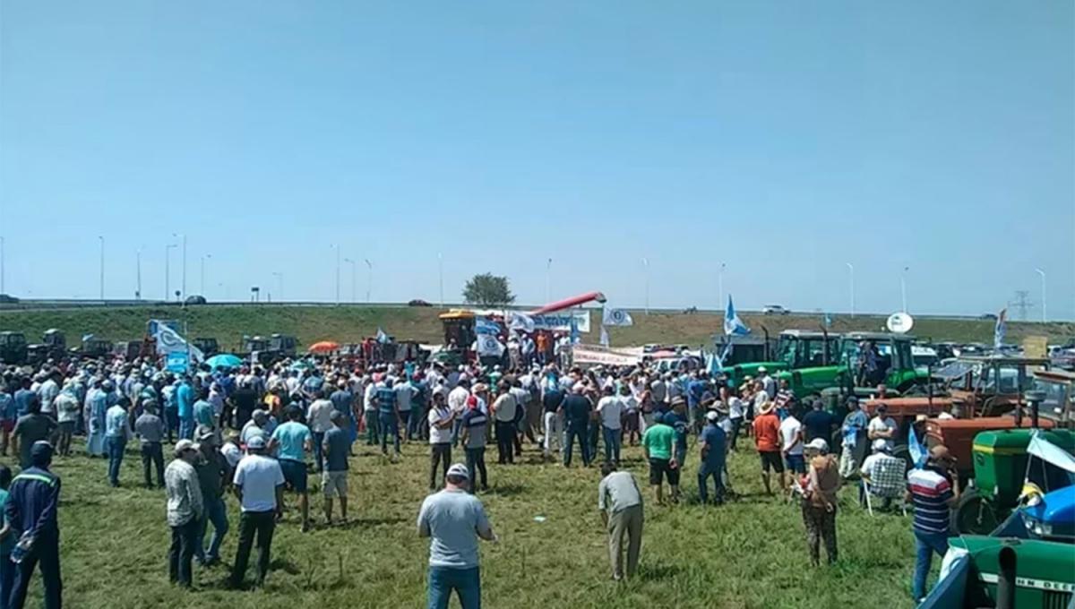 EN ARROYO SECO. La convocatoria de la Federación Agraria fue al costado de la autopista que une Rosario con Buenos Aires.