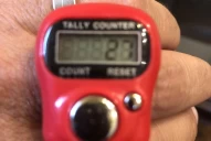 Un diputado llevó un objeto para contar las mentiras de Alberto Fernández