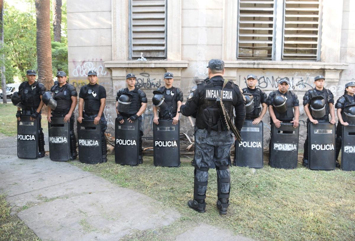 Miles de militantes y calles cortadas: el escenario que recibió a Manzur en la Legislatura