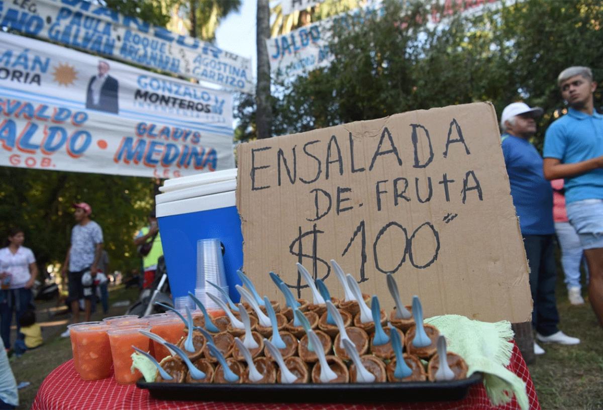 Miles de militantes y calles cortadas: el escenario que recibió a Manzur en la Legislatura