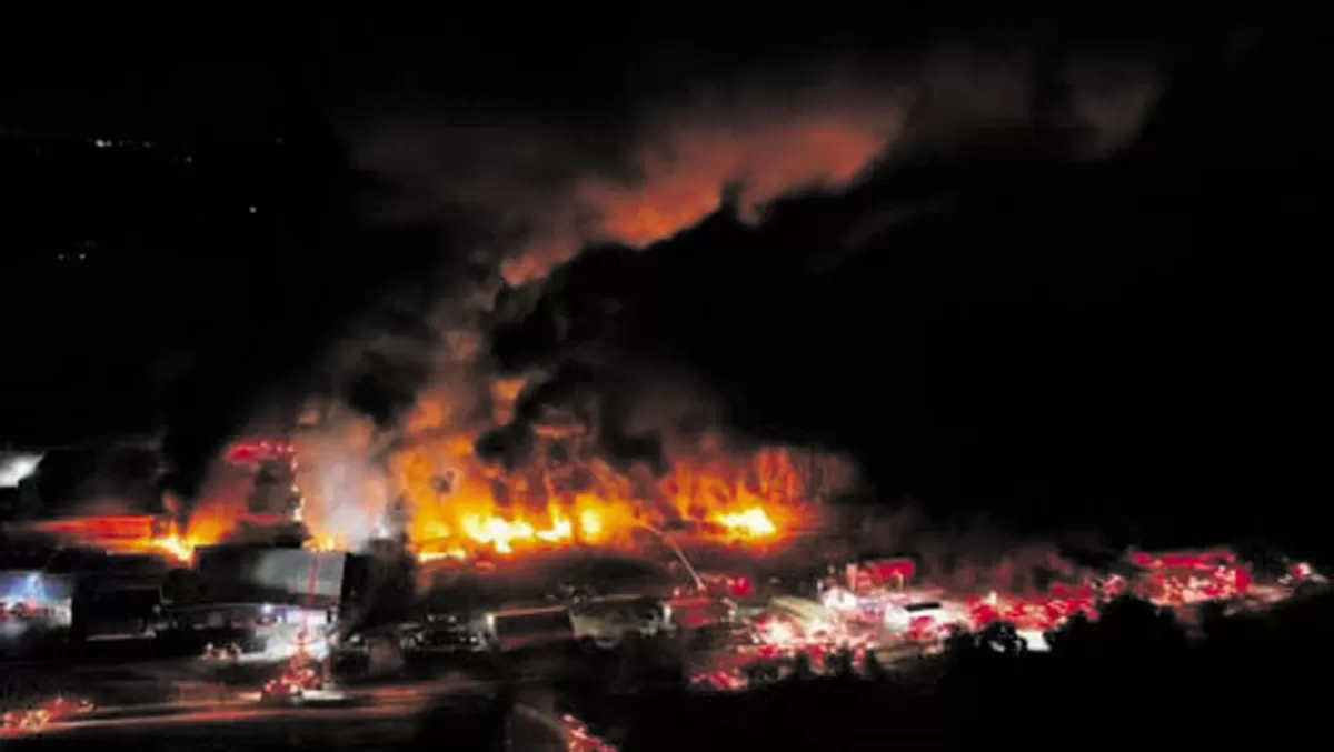 Advierten que un incendio en un enorme basural podría durar días en la Franja de Gaza