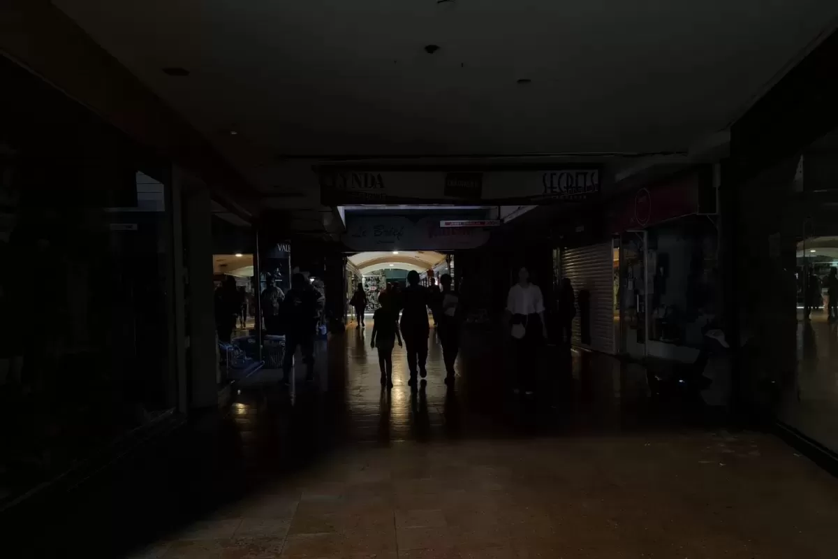 Sin luz en una galería céntrica, en la capital tucumana. ARCHIVO