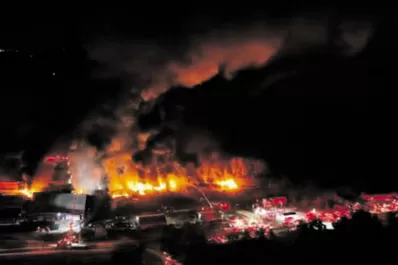 Advierten que un incendio en un enorme basural podría durar días en la Franja de Gaza