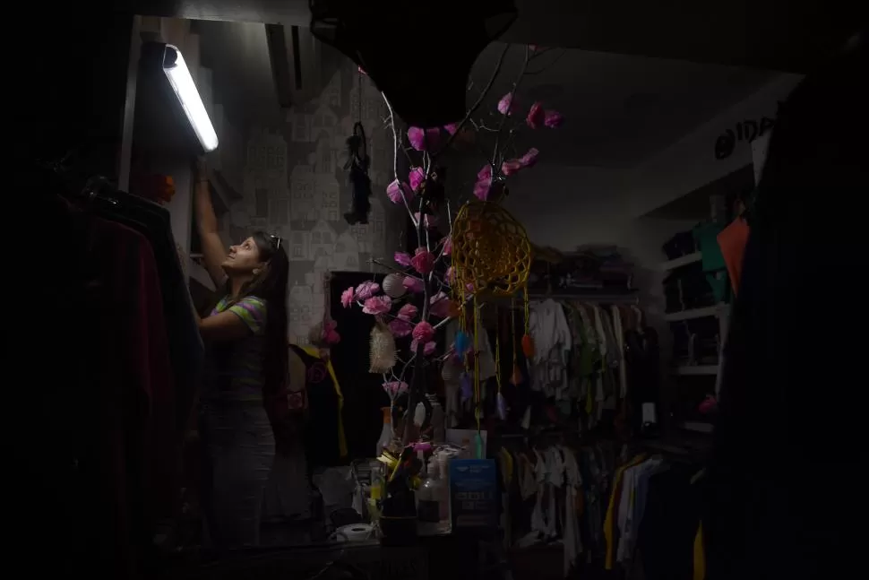 UN POCO DE LUZ AUXILIAR. Un local a oscuras en la galería.                                                                      La Gaceta / foto de Juan Pablo Sánchez Noli - José Nuno