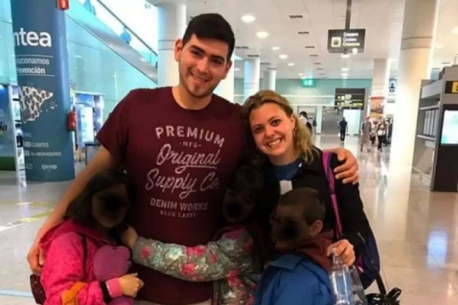 Las gemelas argentinas junto a sus padres y hermano.