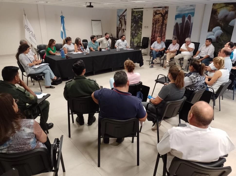 RASTRILLAJES. Personal del Senasa lleva a cabo controles en espejos de agua.  