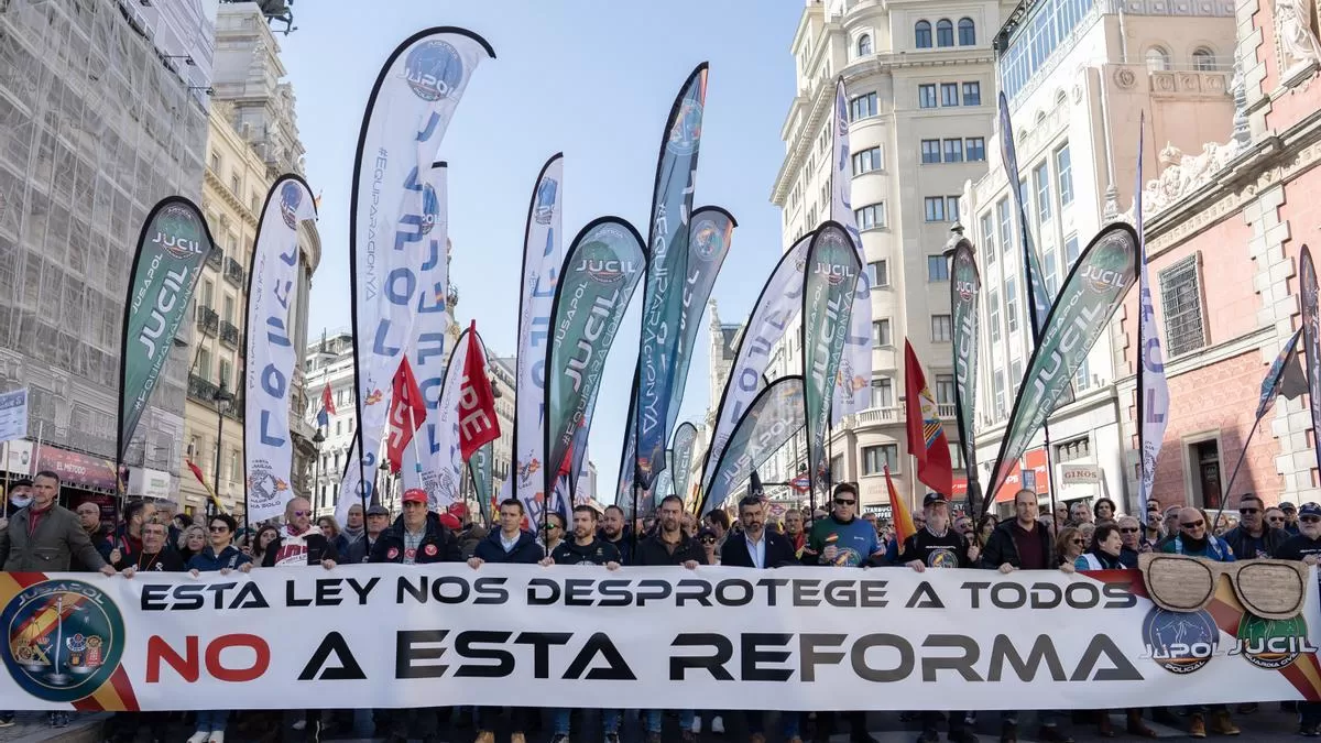 OPOSICIÓN. Miles de policías marcharon contra la reforma de seguridad que impulsa el gobierno de coalición PSOE-Unidas Podemos. FOTO TOMADA DE ELDIARIO.ES.