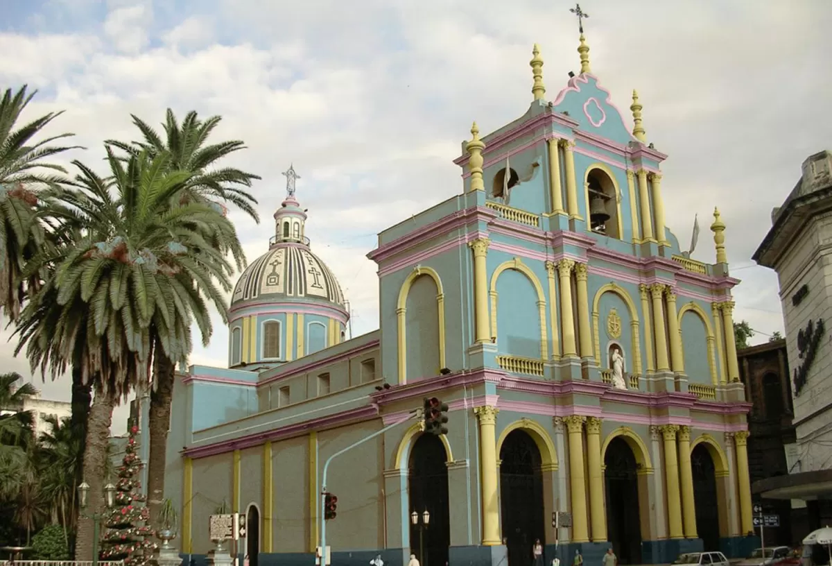 ANTES Y DESPUÉS. Abajo, la iglesia tal como la conocemos. En la imagen principal, la idea de cómo quedará con la coloración original,